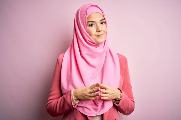 Junges Schönes Mädchen Muslimischem Hijab Das Über Isolierten Rosa Hintergrundhänden — Stockfoto