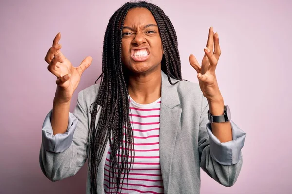 Jovem Afro Americana Empresária Sobre Rosa Isolado Fundo Gritando Frustrado — Fotografia de Stock