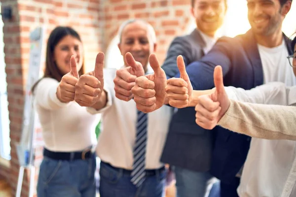 Gruppo Impiegati Che Sorridono Felici Piedi Con Pollici Alto Ufficio — Foto Stock