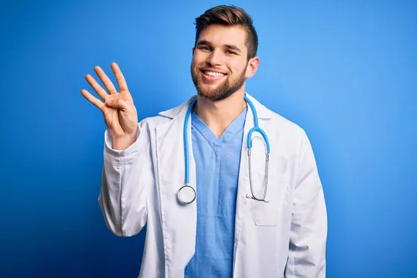 Mladý Blonďatý Lékař Muž Plnovousem Modrýma Očima Bílém Kabátě Stetoskopem — Stock fotografie