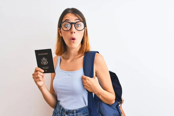 Mulher Estudante Ruiva Bonita Vestindo Mochila Segurando Passaporte Dos Estados — Fotografia de Stock