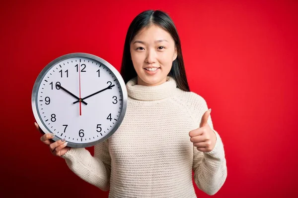 Junge Asiatische Frau Hält Countdown Große Uhr Über Roten Isolierten — Stockfoto