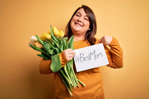 Mooi Size Vrouw Vieren Moeders Dag Houden Beste Moeder Bericht — Stockfoto