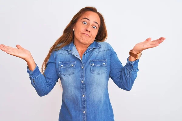 Middelbare Leeftijd Volwassen Vrouw Dragen Spijkerjasje Staan Witte Geïsoleerde Achtergrond — Stockfoto