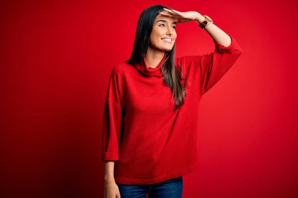 Giovane Bella Donna Bruna Indossa Maglione Casual Sfondo Rosso Isolato — Foto Stock