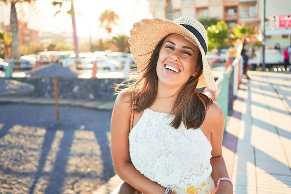 Jovem Mulher Bonita Sorrindo Feliz Desfrutando Férias Verão Praia — Fotografia de Stock