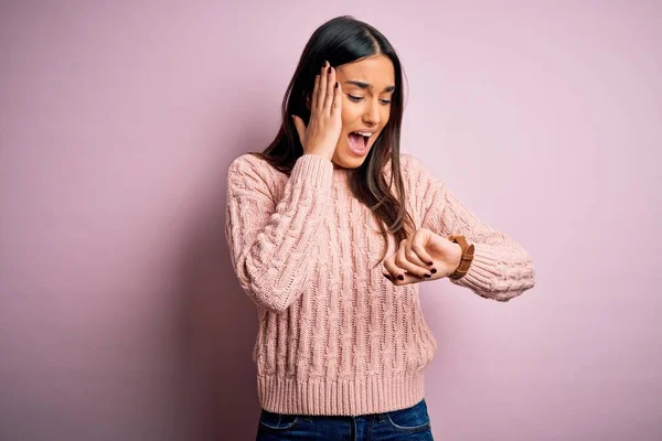 Jovem Bela Mulher Morena Vestindo Camisola Casual Sobre Fundo Rosa — Fotografia de Stock