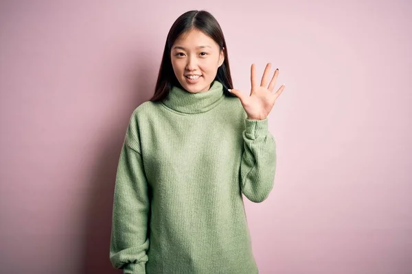 Mladý Krásný Asijské Žena Sobě Zelený Zimní Svetr Přes Růžové — Stock fotografie