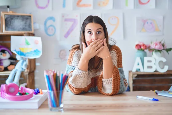 Joven Mujer Hermosa Maestra Con Suéter Gafas Sentadas Escritorio Jardín — Foto de Stock