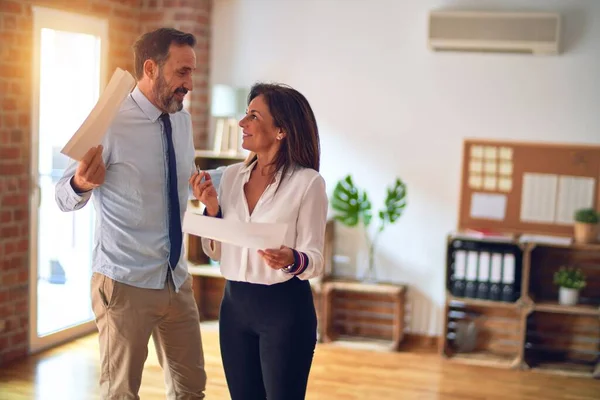 Dos Trabajadores Mediana Edad Sonriendo Felices Confiados Pie Con Sonrisa — Foto de Stock