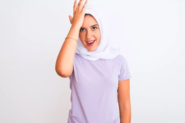 若い美しいアラビア語の少女ヒジャーブ孤立した白い背景の上に立って着用ミスのための頭の上に手で驚いて エラーを覚えている 忘れられた悪い記憶の概念 — ストック写真