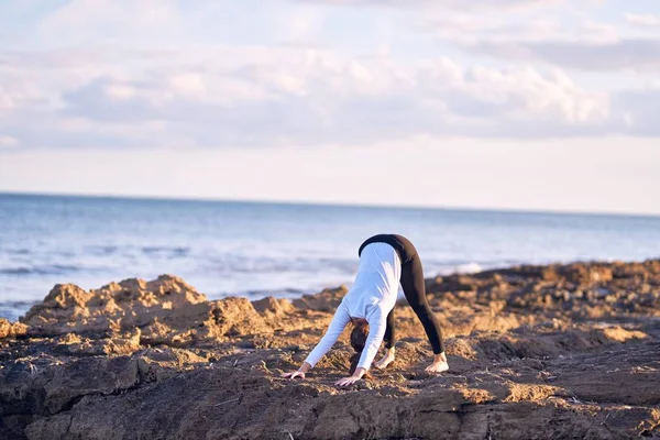 Joven Hermosa Deportista Practicando Yoga Entrenador Posturas Enseñanza Playa — Foto de Stock