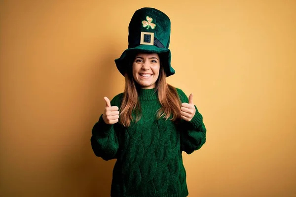 Jonge Mooie Brunette Vrouw Met Groene Hoed Patricks Dag Viering — Stockfoto