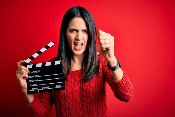 Joven Directora Mujer Con Ojos Azules Haciendo Película Sosteniendo Clapboard —  Fotos de Stock