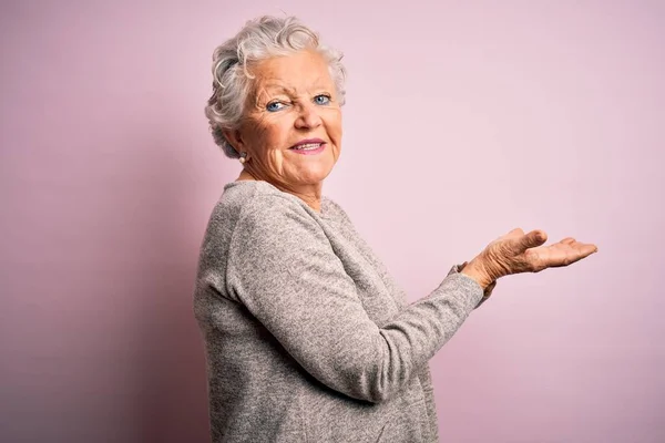 Senior Bella Donna Indossa Casual Shirt Piedi Sopra Isolato Sfondo — Foto Stock