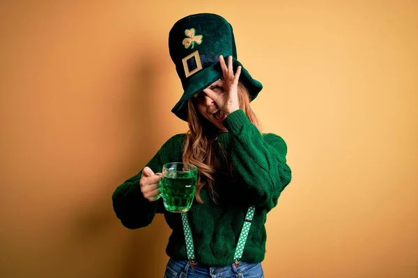 Όμορφη Γυναίκα Φορώντας Καπέλο Πόσιμο Βάζο Πράσινο Ποτό Γιορτάζει Άγιος — Φωτογραφία Αρχείου