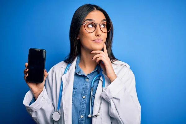 Joven Hermosa Morena Médico Mujer Con Gafas Abrigo Sosteniendo Teléfono —  Fotos de Stock