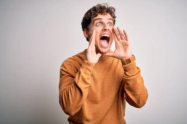 Jovem Loiro Bonito Homem Com Cabelo Encaracolado Vestindo Camisola Casual — Fotografia de Stock