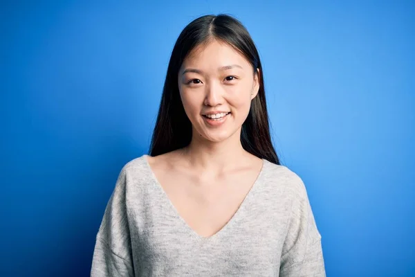 스웨터 위에서 행복하고 미소를 아름다운 아시아 여인이다 운좋은 — 스톡 사진
