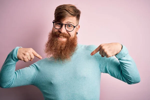 Bonito Irlandês Ruiva Homem Com Barba Vestindo Óculos Sobre Rosa — Fotografia de Stock