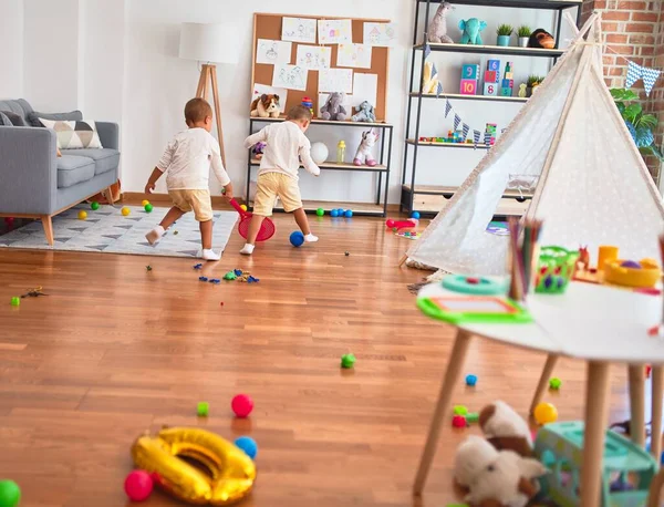 Bedårande Blonda Tvillingar Leker Runt Massor Leksaker Dagis — Stockfoto