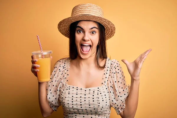 Mulher Morena Bonita Nova Férias Usando Chapéu Verão Bebendo Suco — Fotografia de Stock