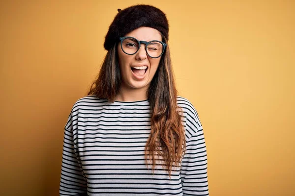 Junge Schöne Brünette Frau Mit Französischer Baskenmütze Und Brille Vor — Stockfoto