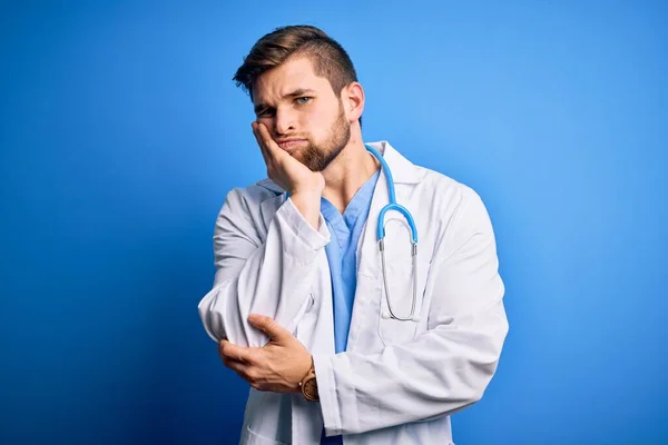 Sakallı Mavi Gözlü Beyaz Önlüklü Steteskop Takan Genç Sarışın Doktor — Stok fotoğraf