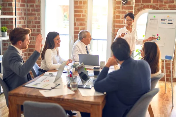 Grupo Trabajadores Empresariales Que Trabajan Juntos Una Reunión Uno Ellos — Foto de Stock