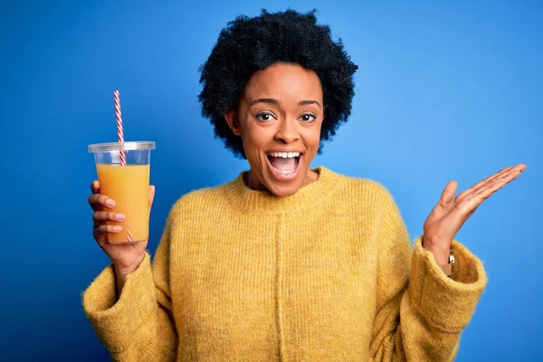 Молодая Афро Американка Вьющимися Волосами Пьет Здоровый Апельсиновый Сок Счастливый — стоковое фото