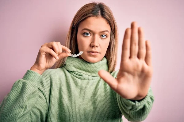 Giovane Bella Donna Che Tiene Allineatore Piedi Sopra Isolato Sfondo — Foto Stock