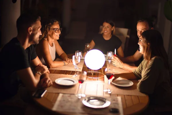 Bella Famiglia Cena Parlando Sorridendo Alla Terrazza — Foto Stock