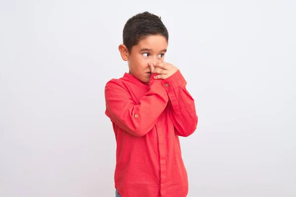 Hermoso Niño Con Elegante Camisa Roja Pie Sobre Fondo Blanco — Foto de Stock