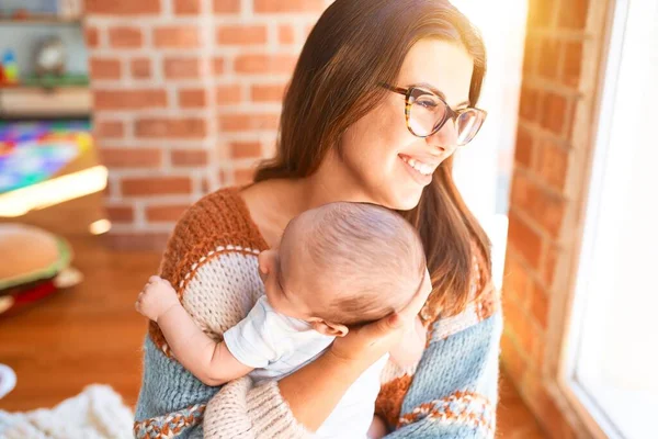 年轻美丽的女人和她的孩子站在家里 抱着和拥抱新生儿的母亲 — 图库照片