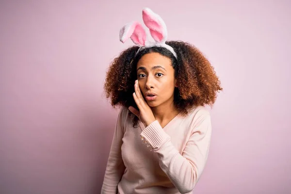 Молода Афроамериканська Жінка Волоссям Афроамериканського Кольору Одягнена Кролячі Вуха Над — стокове фото