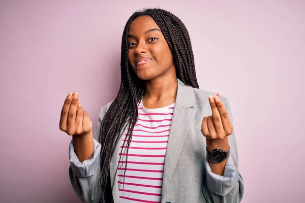 Jonge Afro Amerikaanse Zakenvrouw Staat Roze Geïsoleerde Achtergrond Doen Geld — Stockfoto