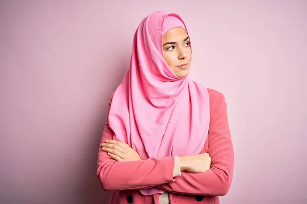 Junges Schönes Mädchen Mit Muslimischem Hijab Das Vor Isoliertem Rosa — Stockfoto