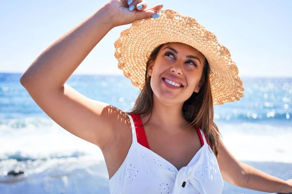 Молодая Красивая Женщина Улыбается Счастливо Наслаждаясь Летними Каникулами Пляже — стоковое фото