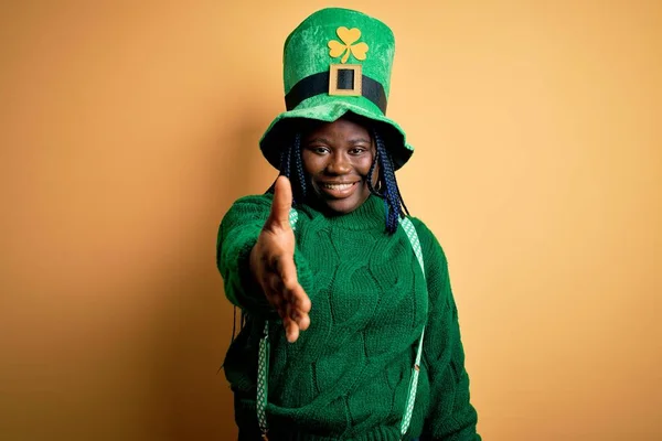 Femme Afro Américaine Taille Avec Tresses Portant Chapeau Vert Avec — Photo