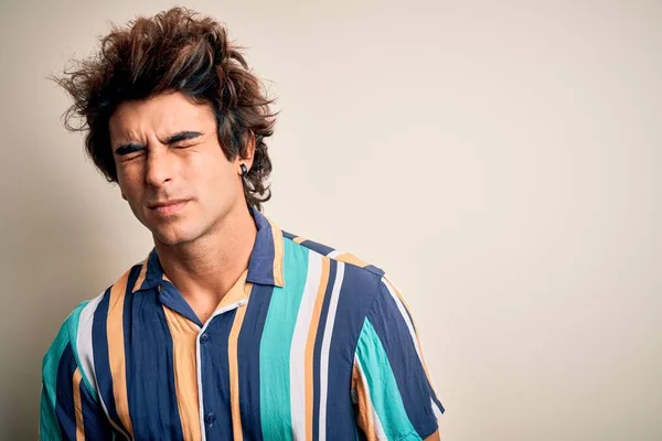 Hombre Joven Vacaciones Con Camisa Colores Verano Pie Sobre Fondo —  Fotos de Stock