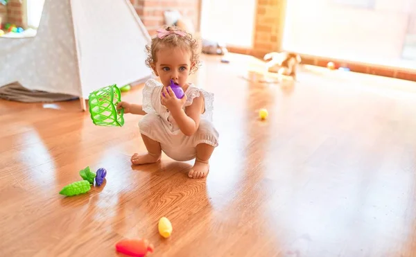 Schöne Kaukasische Säugling Spielt Mit Spielzeug Bunten Spielzimmer Fröhlich Und — Stockfoto