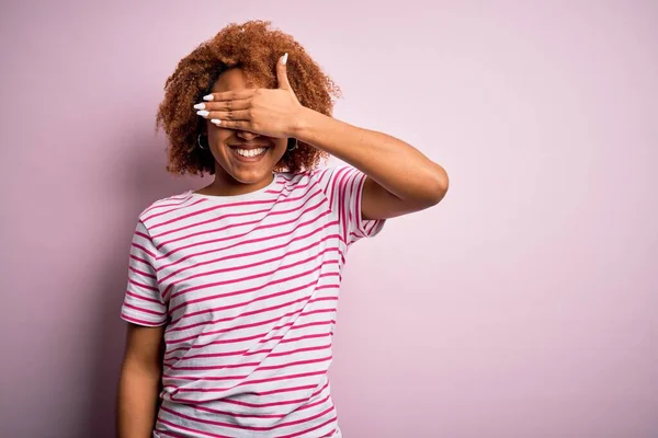 Joven Hermosa Afroamericana Afro Mujer Con Pelo Rizado Usando Casual — Foto de Stock