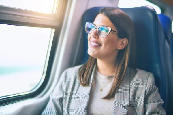 Joven Hermosa Mujer Sonriendo Feliz Confiado Sentado Con Sonrisa Cara — Foto de Stock