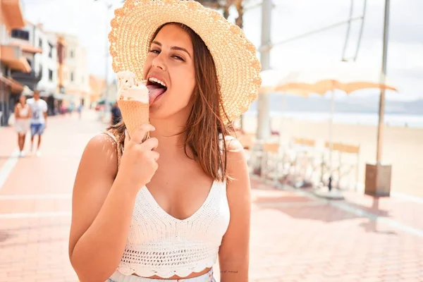 Joven Hermosa Mujer Comiendo Helado Cono Por Playa Día Soleado —  Fotos de Stock