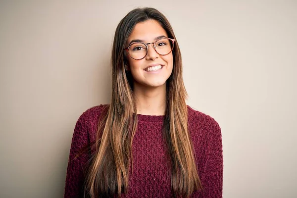 Menina Bonita Nova Vestindo Camisola Casual Óculos Sobre Fundo Branco — Fotografia de Stock