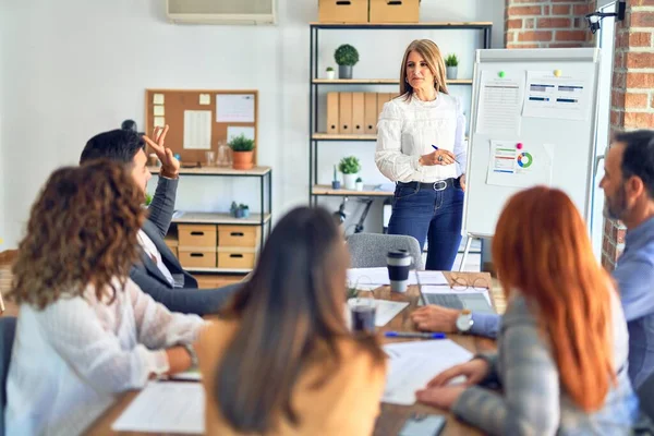 Werknemers Uit Het Bedrijfsleven Werken Samen Een Vergadering Een Van — Stockfoto