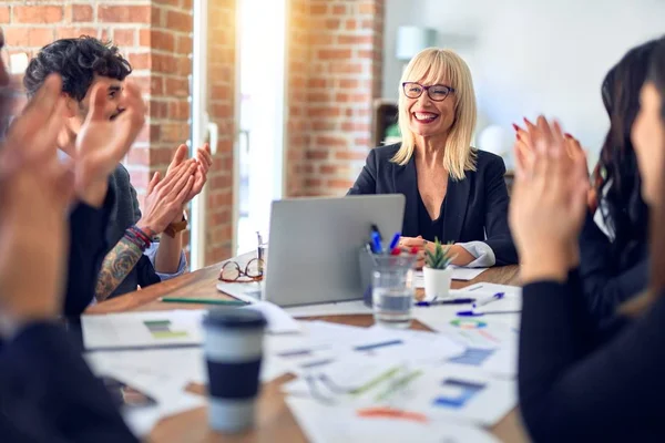 Gruppo Imprenditori Sorridenti Felici Fiduciosi Lavorare Insieme Con Sorriso Sul — Foto Stock