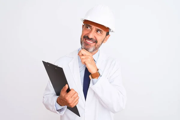 Engenheiro Sênior Homem Vestindo Capacete Segurança Segurando Prancheta Sobre Fundo — Fotografia de Stock