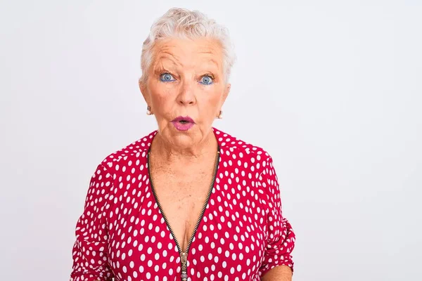 Ältere Grauhaarige Frau Roter Freizeitjacke Die Vor Isoliertem Weißen Hintergrund — Stockfoto