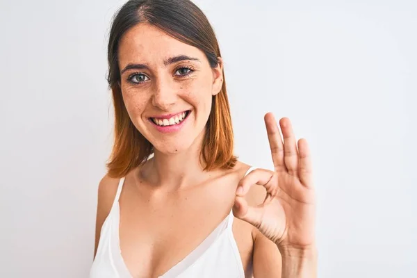 Hermosa Mujer Pelirroja Vistiendo Casual Camiseta Blanca Sobre Fondo Aislado —  Fotos de Stock